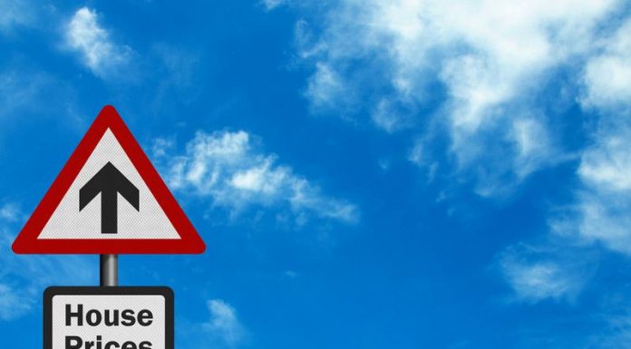 Image of a sign of house prices with an arrow pointing upwards
